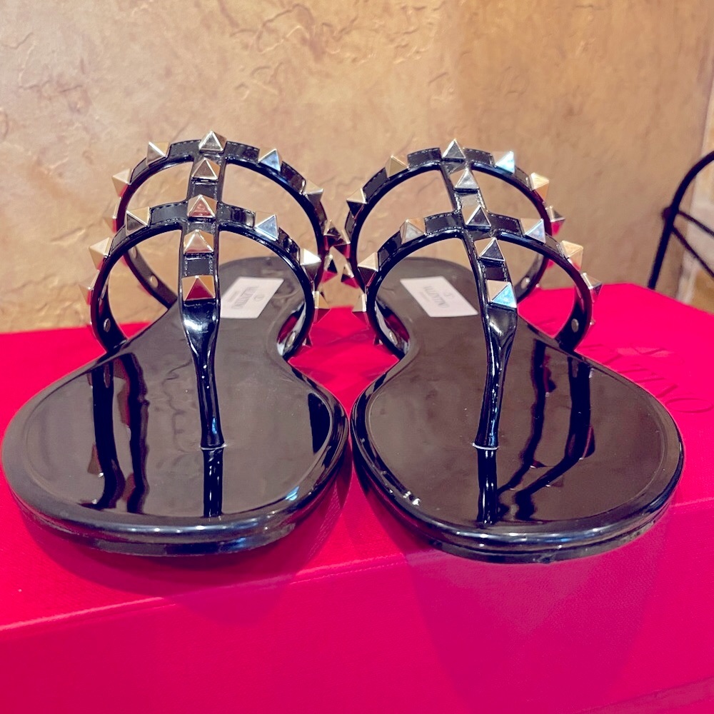 ✨Valentino Garavani Studded Sandals!